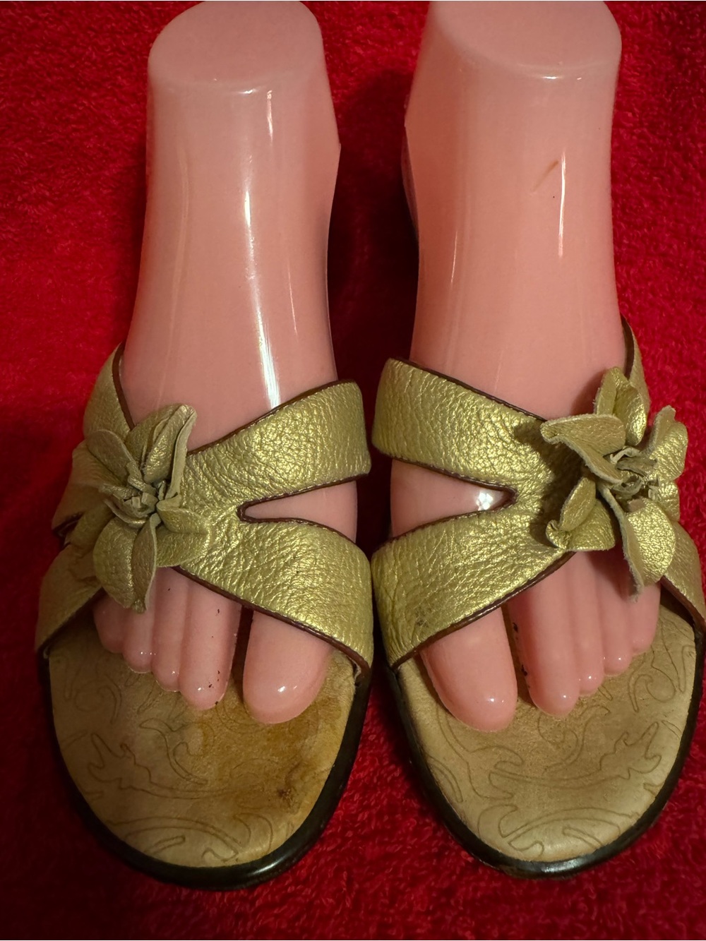 Sofft Sz 8M Gold LeatherFloral Strap Sandals GUC 😊😊